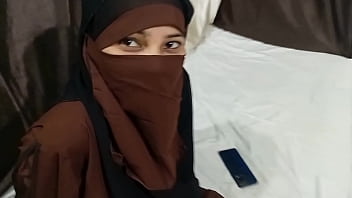 गर्म मुस्लिम बहन ने अपने सौतेले भाई को बिस्तर पर हिजाब उठाकर चोदने दिया
