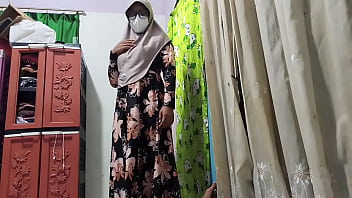 Guru Panas Melihat Muridnya Lagi Asyik Ngewe Sendiri, Lalu Diajak Main Berdua.
