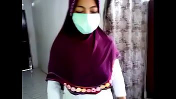 Jilbab Terbuka Memperlihatkan Tubuh Seksi
