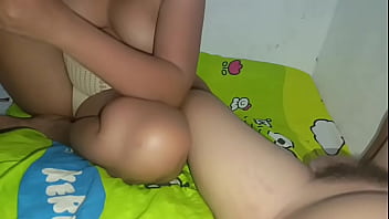 Gairah Terlarang: Ibu Tergoda Dalam Pelukan Teman Suami