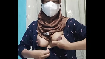Mahasiswi Berhijab Yang Cantik Itu Meraba-raba Dirinya Sendiri Saat Rumah Sepi Dan Sunyi.