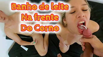 Encharcada De Leite Na Frente Do Corno – Se Afogando Em Torrentes De Porra