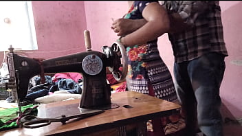 देसी भाभी की गर्म सिलाई के दौरान अंकल ने जोरदार चुदाई की