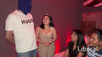 La Esposa Caliente Se Folla A Un Soltero Delante De Su Marido Cornudo Mientras él Mira Excitado