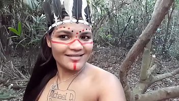 Tigresa Vip Se Veste De índia Selvagem E Ataca O Lenhador, Mas Ele A Domina E Invade Seu Cuzinho Ardente Sem Piedade.