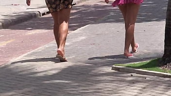 Uma Deusa Morena Exibindo Seu Corpo Escultural Na Areia, Com Um Bumbum Empinado E Convidativo.