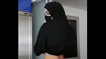Peituda Sensual De Hijab Se Exibe Numa Strip Picante