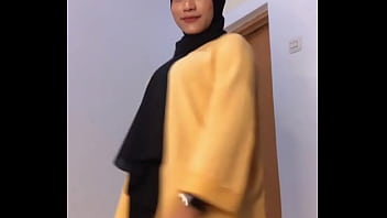 Hijab Hottie’s Hips In Hypnotic Motion