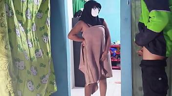 Ojol Pengantar Makanan Mengejutkanku Saat Aku Sedang Asyik Memuaskan Nafsu