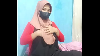 Indonesian Hijabi Girl Masturbating With A Dildo Until She Reaches A Screaming Climax