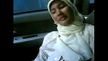 Berkendara Panas Dengan Jilbab Menggoda