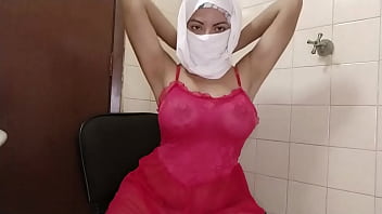Unveiled Arabian Temptress: A Bi Slut’s Squirting Webcam Show In A Niqab