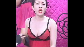 Sexy Vietnamese Babe Goes Live