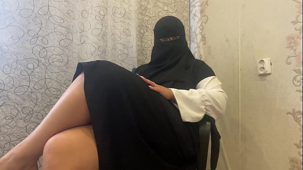 Arab Step-mom In Hijab Gets Off
