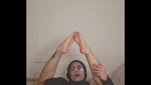 Arab Housewife Mia’s Veiled Allure: A Foot Fetish Compilation