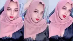 Hot Hijab Babe’s Cleavage Live Stream Moaning