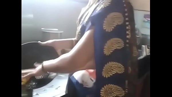 Spicy Desi Kannada Aunty Flaunts Her Curvy Hips And Navel