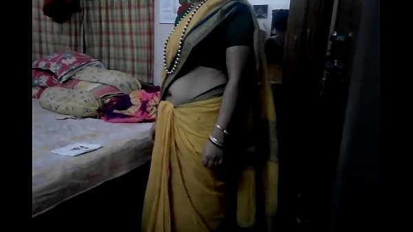 Sultry Desi Tamil Aunty Flaunts Her Bare Navel In A Saree With Seductive Moans