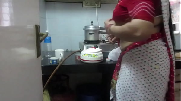 Watch Leena Bhabhi’s Sexy Navel And Hot Housewife Moves
