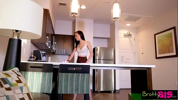 Bratty Stepsis Gets Her Brother’s Dick Slipped In, Now She’s Begging For More S9:e4
